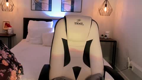 Snapshot of roxy_wet chatting on May 20, 2026, 12:44 pm Roxy follow me online show from May 20, 2026, 12:44 pm