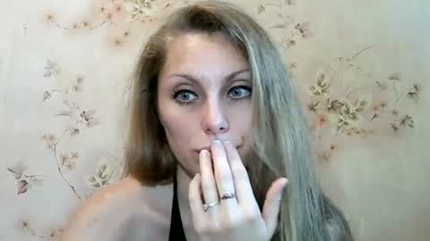 Snapshot of roxyfox18x chatting on June 16, 2026, 7:33 am roxyfox18x online show from June 16, 2026, 7:33 am