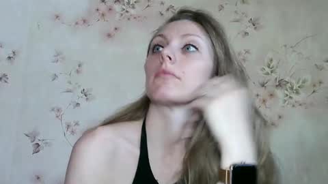 Snapshot of roxyfox18x01 chatting on June 2, 2026, 7:32 am roxyfox18x01 online show from June 2, 2026, 7:32 am