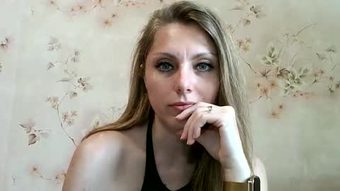 Snapshot of roxyfox18x01 chatting on June 5, 2026, 7:25 am roxyfox18x01 online show from June 5, 2026, 7:25 am