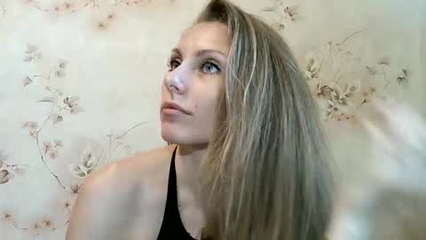 Snapshot of roxyfox18x01 chatting on June 11, 2026, 7:28 am roxyfox18x01 online show from June 11, 2026, 7:28 am