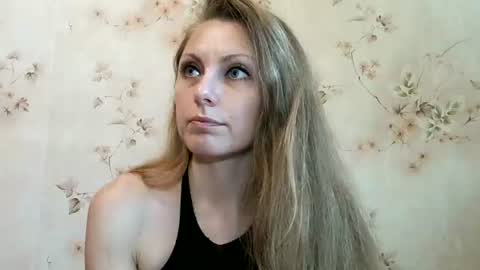 Snapshot of roxyfox18x01 chatting on June 12, 2026, 7:51 am roxyfox18x01 online show from June 12, 2026, 7:51 am