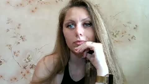 Snapshot of roxyfox18x01 chatting on June 15, 2026, 7:21 am roxyfox18x01 online show from June 15, 2026, 7:21 am