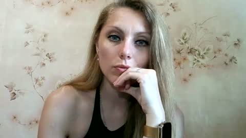 Snapshot of roxyfox18x01 chatting on June 16, 2026, 8:06 am roxyfox18x01 online show from June 16, 2026, 8:06 am