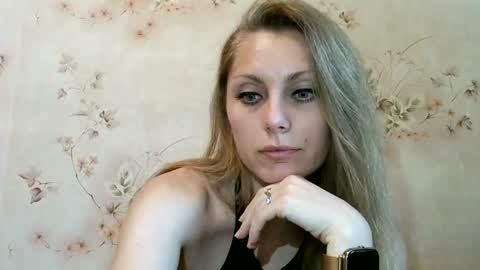 Snapshot of roxyfox18x01 chatting on June 17, 2026, 7:22 am roxyfox18x01 online show from June 17, 2026, 7:22 am