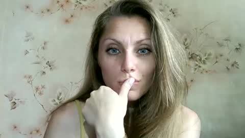 Snapshot of roxyfox18x01 chatting on June 20, 2026, 9:23 am roxyfox18x01 online show from June 20, 2026, 9:23 am