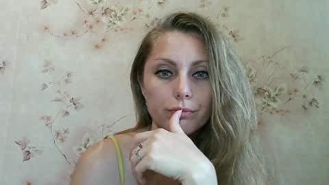 Snapshot of roxyfox18x01 chatting on July 12, 2026, 8:38 am roxyfox18x01 online show from July 12, 2026, 8:38 am