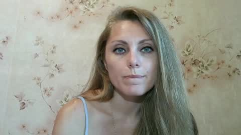 Snapshot of roxyfox18x01 chatting on August 1, 2026, 8:35 am roxyfox18x01 online show from August 1, 2026, 8:35 am