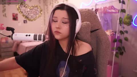 roxysuh online show from May 22, 2026, 8:42 am