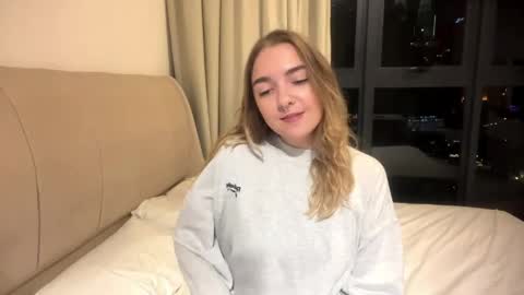 Snapshot of roxysweetdream chatting on May 19, 2026, 2:23 pm Roxy online show from May 19, 2026, 2:23 pm