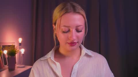 Mila online show from September 18, 2025, 3:14 pm