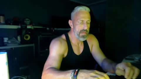 Chico que rico Caliente online show from June 14, 2026, 9:06 pm