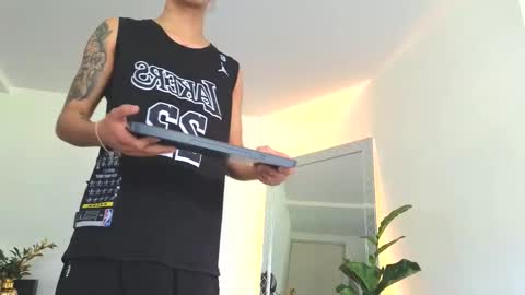  R U S S E L L  online show from September 29, 2025, 12:54 pm