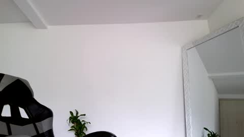  R U S S E L L  online show from October 23, 2025, 2:16 pm