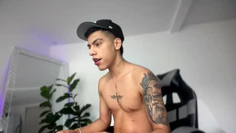  R U S S E L L  online show from November 19, 2025, 12:27 pm