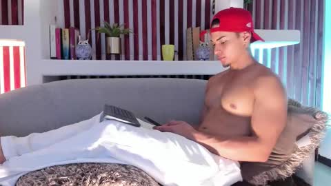 Snapshot of ryangreys01 chatting on October 21, 2025, 3:18 am Ryan online show from October 21, 2025, 3:18 am