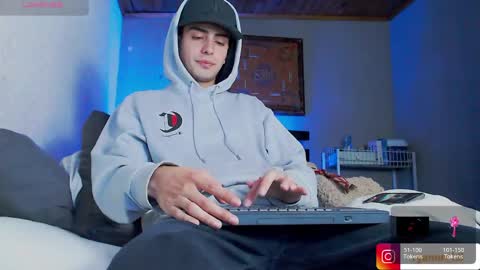 Snapshot of ryannhill_ chatting on May 27, 2026, 10:18 pm Ryannhill online show from May 27, 2026, 10:18 pm