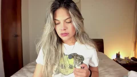 Snapshot of s_u_n_r_i_s_e_e chatting on February 17, 2026, 4:42 am Leslie Beltrn online show from February 17, 2026, 4:42 am