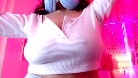 Snapshot of saara_martin chatting on June 2, 2026, 12:18 pm 1 online show from June 2, 2026, 12:18 pm
