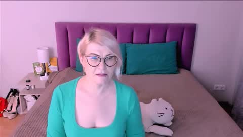 Sabrina MacMarren online show from November 9, 2025, 12:58 pm