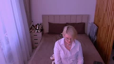 Snapshot of sabrinamacmarren chatting on June 5, 2026, 5:40 pm Sabrina MacMarren online show from June 5, 2026, 5:40 pm