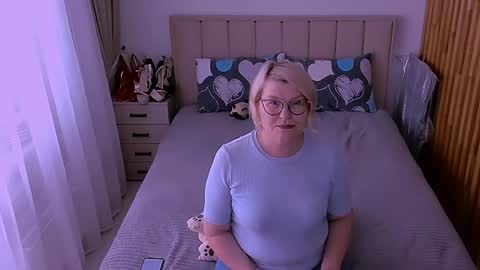 Sabrina MacMarren online show from June 19, 2026, 1:04 pm