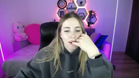 Sabrina Violet online show from April 4, 2026, 8:01 am
