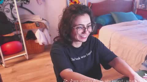 Snapshot of safaeri chatting on February 21, 2025, 10:15 pm Safa online show from February 21, 2025, 10:15 pm