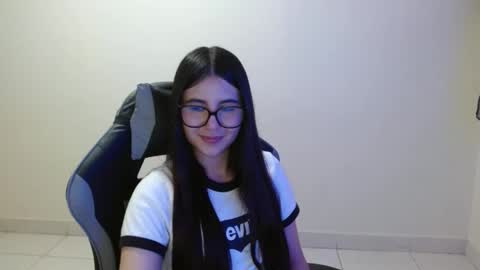 Sahaliefox  online show from November 25, 2025, 9:15 pm