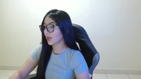 Sahaliefox  online show from April 23, 2026, 6:10 pm