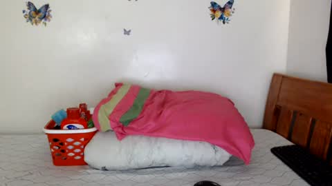 Snapshot of sallie_ chatting on June 15, 2026, 9:22 am naomi online show from June 15, 2026, 9:22 am