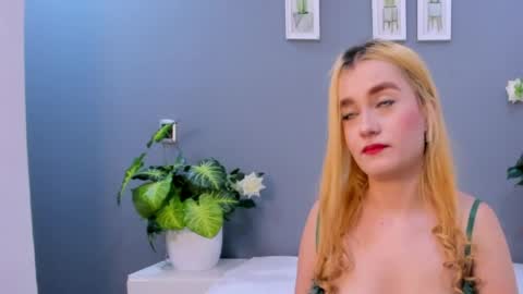 Salome Larzon online show from May 7, 2026, 3:23 am