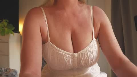Snapshot of saltedhoney chatting on May 21, 2026, 10:11 am IsaBella- online show from May 21, 2026, 10:11 am
