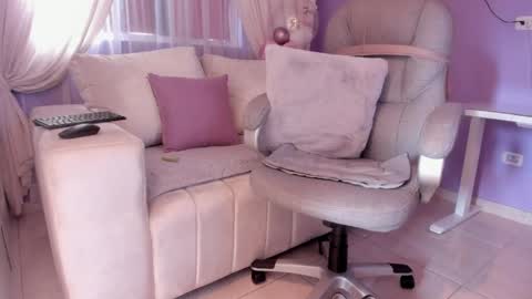 samantha_thompsoon online show from June 5, 2026, 9:42 pm