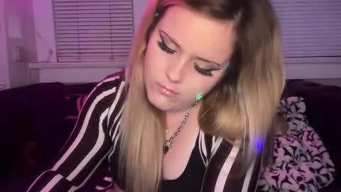 samanthafever online show from April 11, 2026, 7:45 am