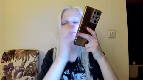 Snapshot of samanthamiasnik1 chatting on December 17, 2025, 3:18 pm Samantha online show from December 17, 2025, 3:18 pm