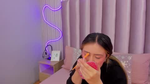 Alejandra  online show from November 18, 2025, 12:09 pm