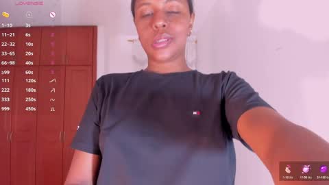 samaraa_smith1 online show from April 23, 2026, 12:29 pm