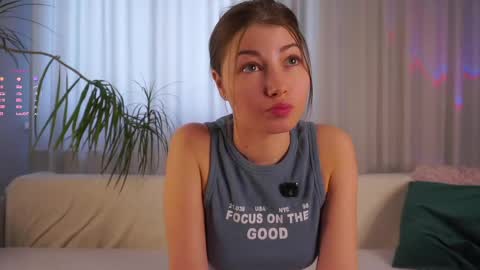 Emma  online show from May 1, 2026, 3:33 am