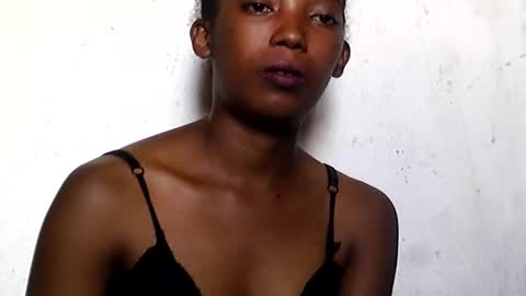 sandrine718 online show from March 5, 2026, 7:37 am