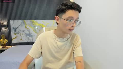 santiago_russo18 online show from September 14, 2025, 1:10 pm