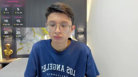 santiago_russo18 online show from October 5, 2025, 12:47 pm