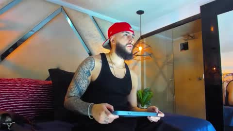 Santiago Hincapiie online show from February 25, 2026, 4:44 am