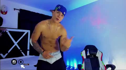 Snapshot of santiagoreyesft chatting on February 13, 2025, 2:45 am Santi Reyes online show from February 13, 2025, 2:45 am