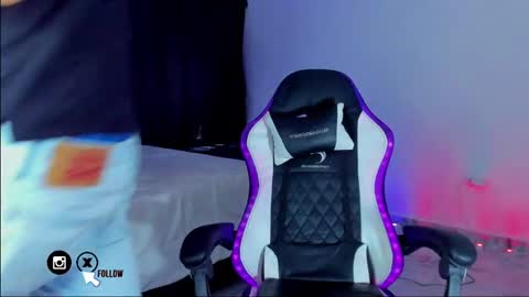 Snapshot of santiagoreyesft chatting on February 28, 2025, 5:59 am Santi Reyes online show from February 28, 2025, 5:59 am