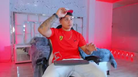 Snapshot of santiagoreyesft chatting on September 19, 2025, 4:03 am Santi Reyes online show from September 19, 2025, 4:03 am