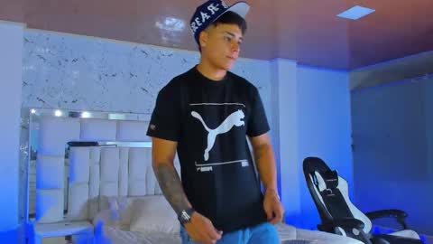 Snapshot of santiagoreyesft chatting on October 16, 2025, 1:50 am Santi Reyes online show from October 16, 2025, 1:50 am