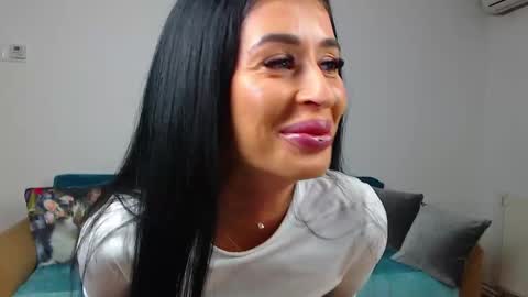 Im Sara I am happy to be here  online show from February 19, 2025, 8:10 pm