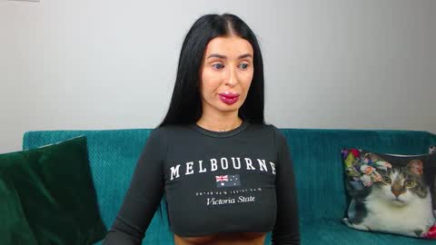 Im Sara I am happy to be here  online show from September 29, 2025, 4:56 pm