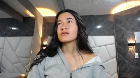 Snapshot of sara_hoffman_4 chatting on May 8, 2026, 12:21 pm Sara online show from May 8, 2026, 12:21 pm